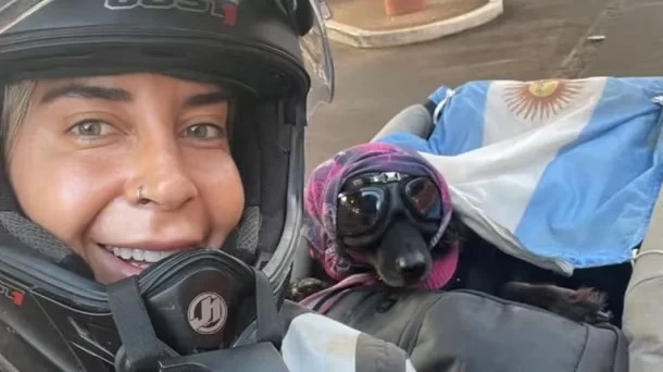 Valeria adoptó a Uma, su perrita, y ahora viajan por todo el mundo en moto