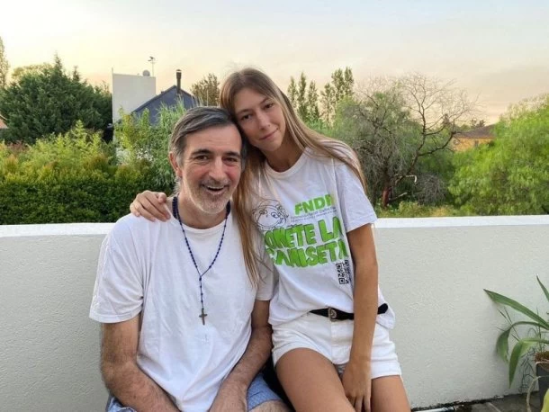 Luz, hija de Esteban Bullrich se recibió de maestra y conmovió al hablar de su vocación y de la lucha de su padre