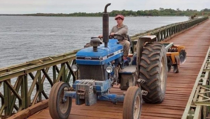 Corrientes: con 16 años, combatió los incendios haciendo cortafuego con un tractor