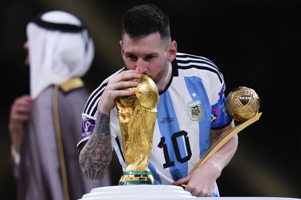 Messi: &quot;Me hubiese gustado que Diego me entregue la copa del mundo&quot;