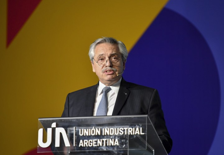 Alberto Fernández ante la UIA: &quot;Seguimos negociando con el FMI a paso seguro&quot;