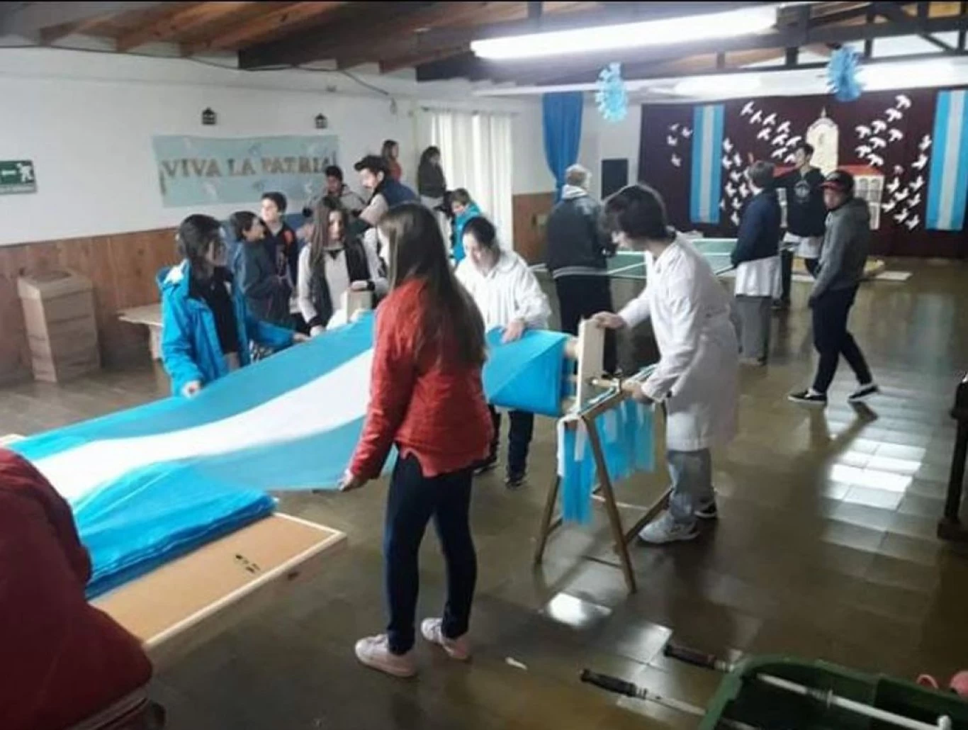 Los alumnos de una escuela rural hicieron una bandera de 400 metros - Radio  Rivadavia AM630