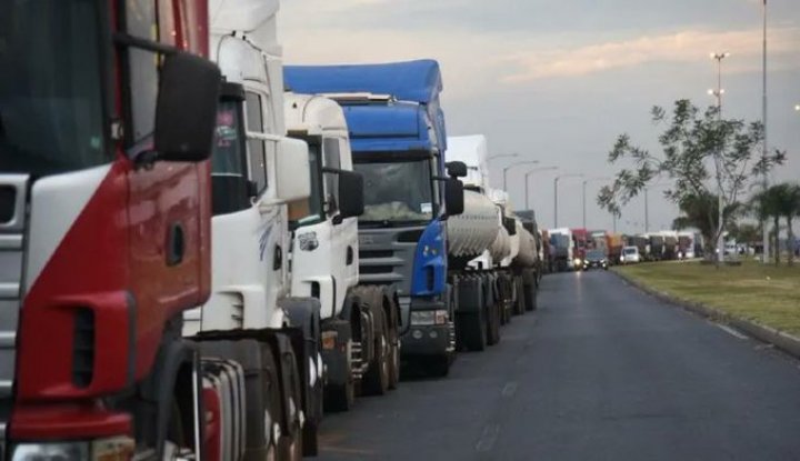 Un camionero explicó las complicaciones que les genera la falta de combustibles: “Ya nos establecen un cupo de 100 litros”