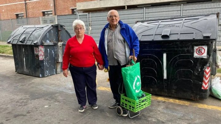 Una jubilada junta latas para vivir: &quot;La mínima es una vergüenza&quot;
