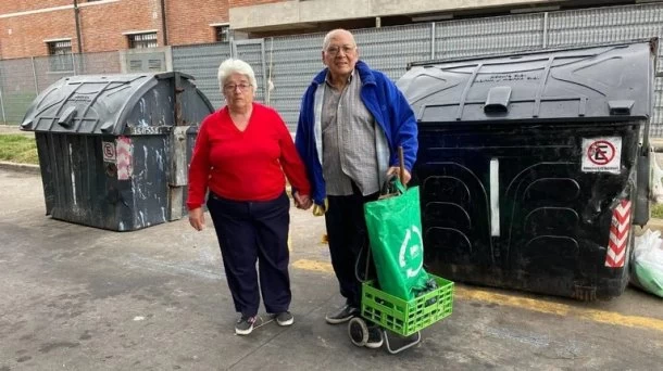 Una jubilada junta latas para vivir: "La mínima es una vergüenza"