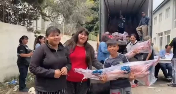 Polémica en Calafate por el intendente que regala corderos: "Es una tradición, no es a cambio de un voto"