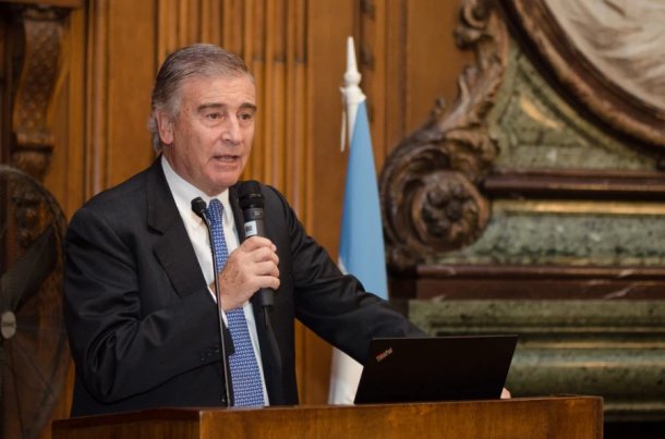 Oscar Aguad: "Una cosa es dictar las políticas de defensa y otra cosa es cómo se administra el aparato militar"