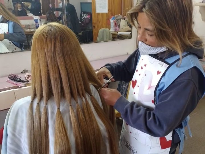 Puro corazón: una niña donó su cabello para una fundación solidaria