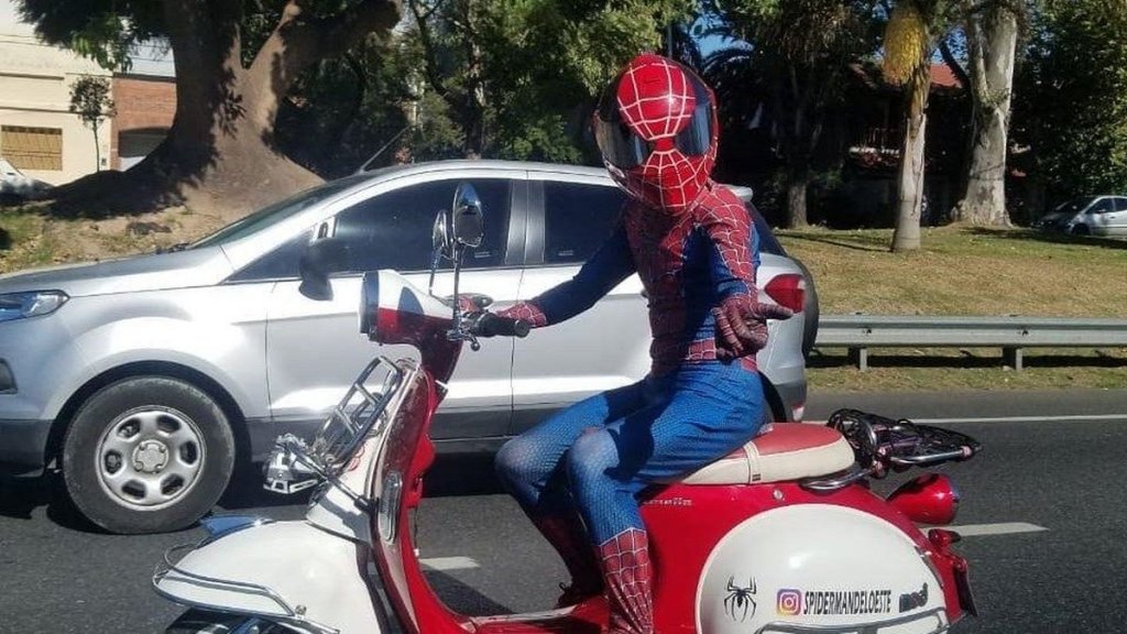 &quot;Spiderwest&quot;, el superhéroe de zona oeste que recorre en moto jardines, escuelas y hospitales