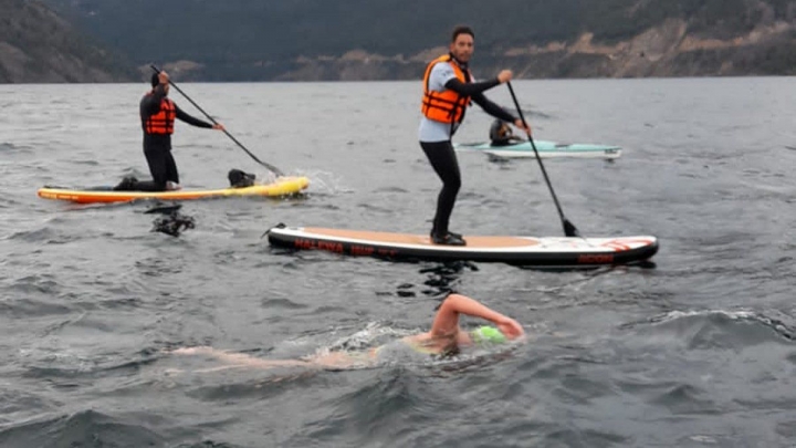 La nadadora de aguas frías Daiana Ferrer concretó su objetivo de cruzar el Lago Lácar