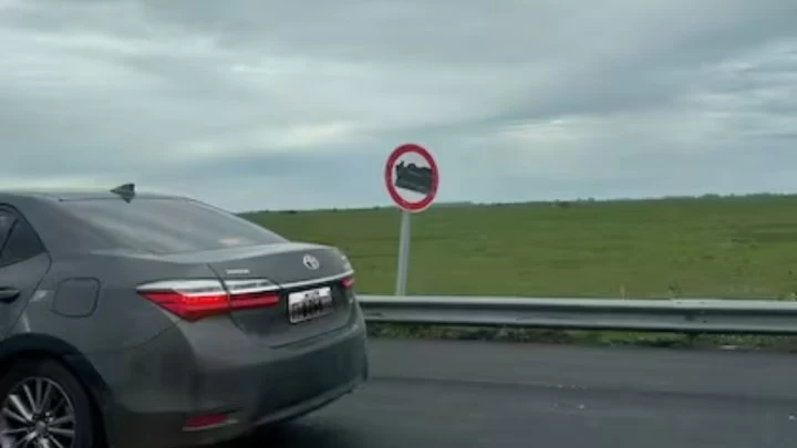 Carteles tapados en la Ruta 2