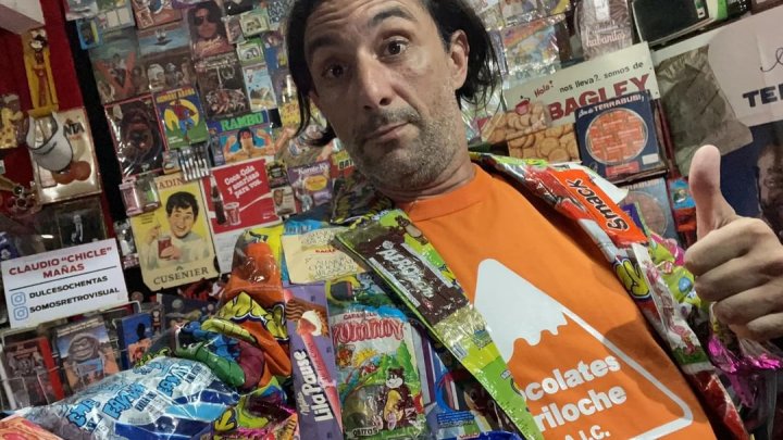 La historia del “Señor de las golosinas”: tiene 1.500 chocolates guardados intactos hace más de 30 años