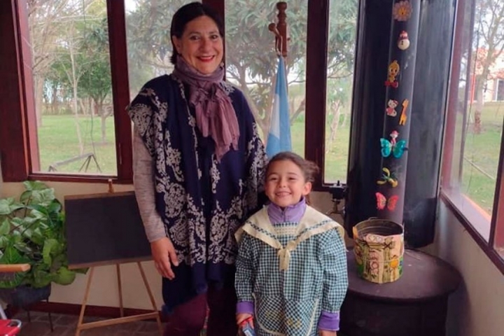 Cristina, la docente jubilada que le da clases a su nieta desde su casa: &quot;Llevo la docencia en el corazón&quot;