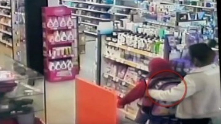 Una mujer usó a su hija de 7 años para robar cremas en una farmacia