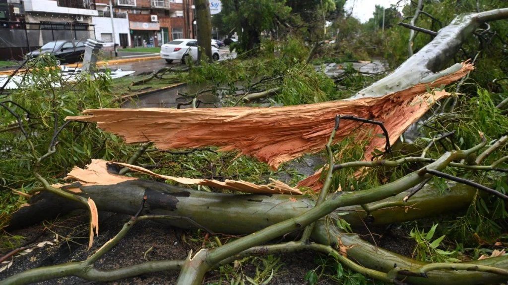 Defensa Civil pide precaución en la calle porque todavía hay "muchos riesgos" pese a que no llueva