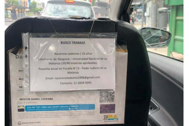 Un padre puso el CV de su hija en el asiento trasero del taxi que maneja para ayudarla a conseguir trabajo