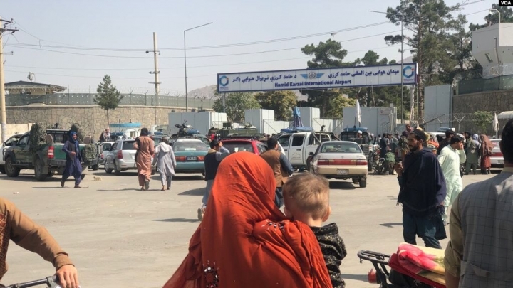 La vida en Kabul en primera persona: “El día que vinieron los talibanes tenían armas, mis hijos me pedían que me quede con ellos en casa”