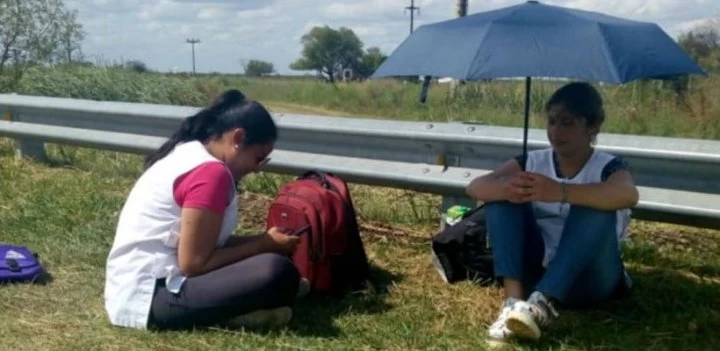 Luján Belozzo, docente chaqueña que hace dedo para poder ir a dar clase: “Acá castigan al que estudia y se prepara”