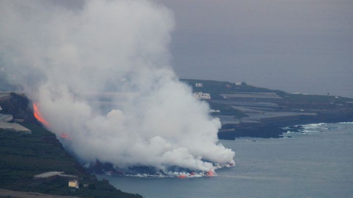 Preocupación en Canarias por la llegada de la lava al mar por la formación de gases tóxicos