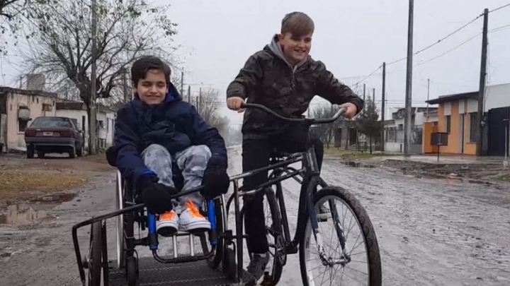 Juntos a la par: Dos primos armaron una bicicleta con una silla de ruedas incorporada para poder viajar juntos  
