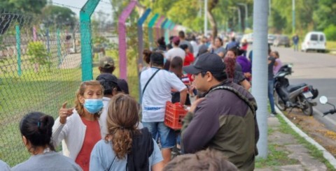 A pocos días de las elecciones, largas filas en Tucumán para cobrar un subsidio de $5 mil