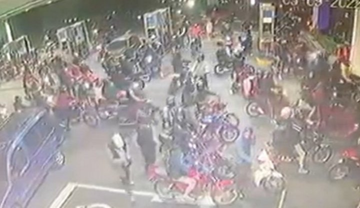 El reclamo de los vecinos de la estación de servicio de Bernal atacada por motoqueros: &quot;La situación fue desbordante&quot;