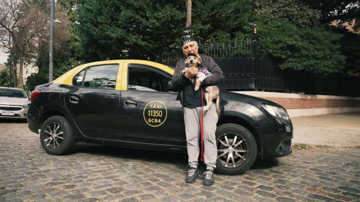 Un taxista diagnosticado con cáncer viaja con su perro como terapia