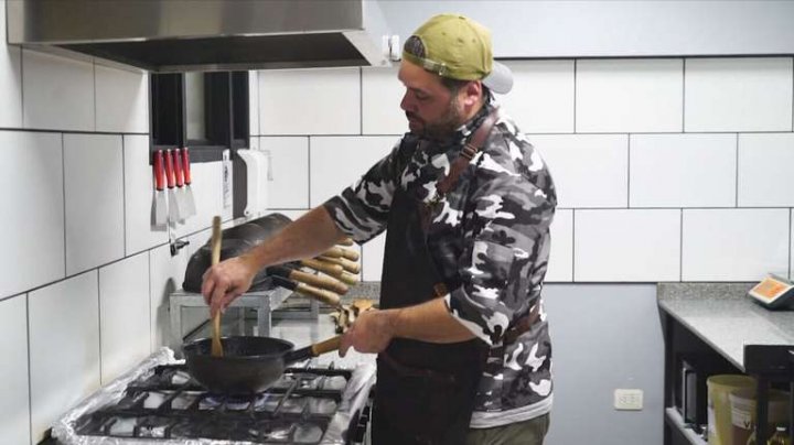Dejó su trabajo en una casa de cambio y ahora produce garrapiñadas premium en la Patagonia