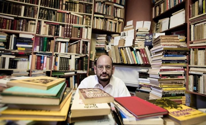 De ser amigo del hermano a mecenas de un premio nobel