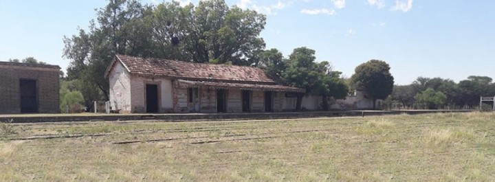 Único residente legal en Hucal, La Pampa, reconstruye una estación de tren