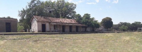 Único residente legal en Hucal, La Pampa, reconstruye una estación de tren