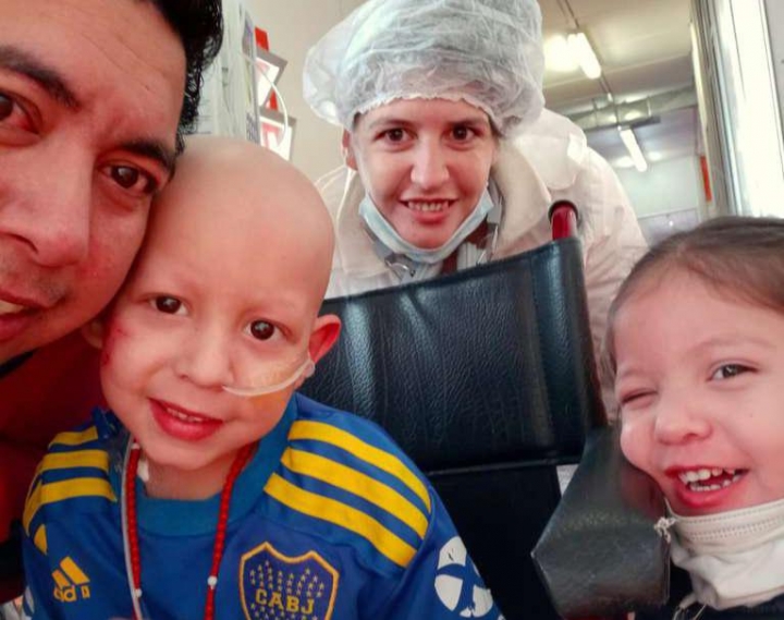 Amor del más puro: un niño con leucemia recibió médula ósea de su hermana