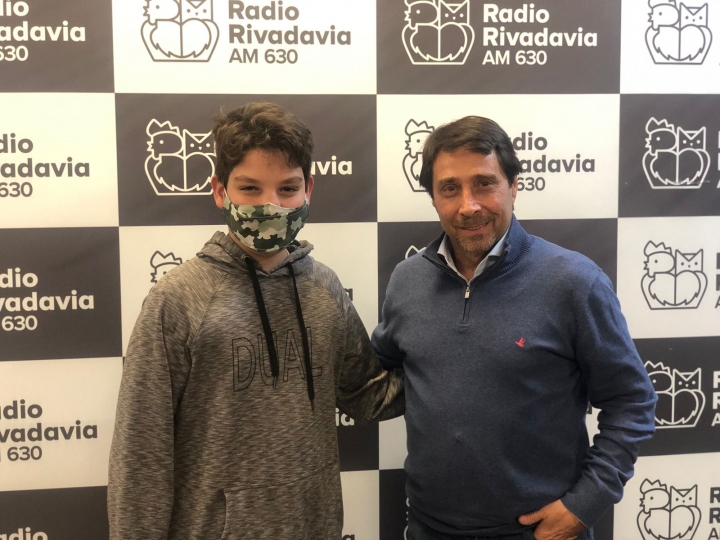¡Una visita de lujo! Santino, el joven que había armado una divertida lista para su viaje a Buenos Aires, visitó los estudios de Radio Rivadavia