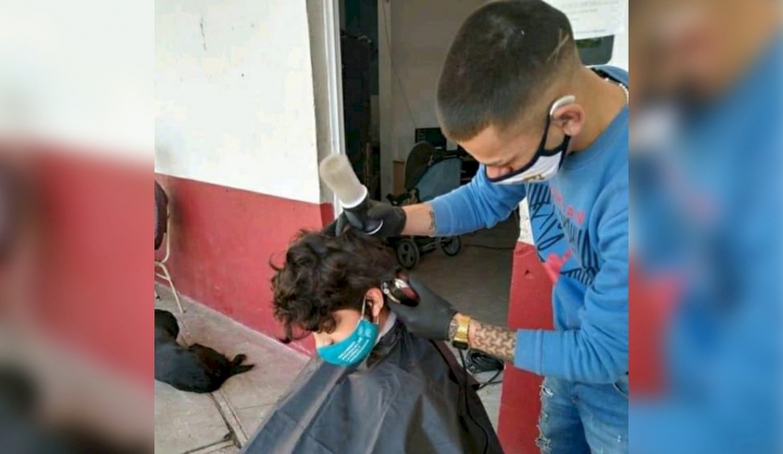 Un peluquero corta el pelo por ladrillos para construirle una habitación a su hija