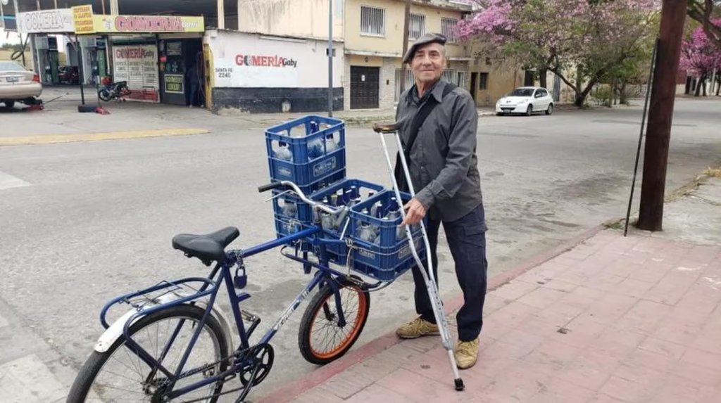 Es jubilado y sale a repartir soda en bicicleta para llegar a fin de mes: &quot;He llegado a cargar seis bidones&quot;