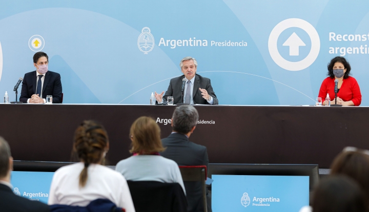 Según una encuesta, casi dos de cada tres argentinos opinan que el Gobierno tiene total responsabilidad política por las 100.000 muertes por coronavirus