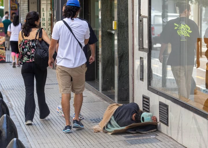 Aseguran que por los programas sociales, la indigencia subió menos que la pobreza en Argentina