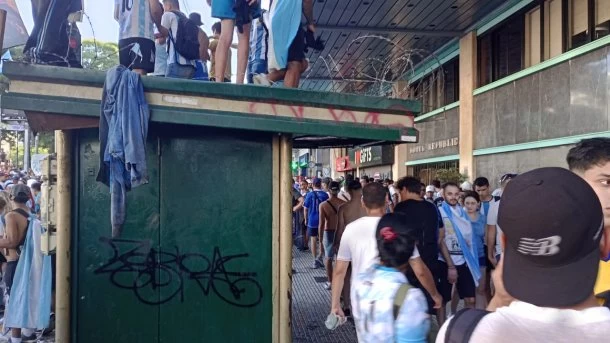 Dejó a unos hinchas dormir arriba de su kiosco de diarios y se lo rompieron todo: "Yo viví dos mundiales más, pero con esa gente se podía hablar. Los de ahora me amenazaron con pegarme si impedía que suban"