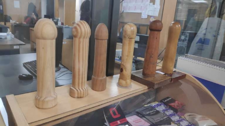 El proveedor de los penes de madera adquiridos por el Ministerio de Salud sostuvo que cada artículo cuesta ochocientos cincuenta pesos 